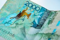 100 сом киргизия. 10 тенге. киргизия 3 сом 2008. монета 5 сом киргизия 2009. микрокредиты кыргызстан.