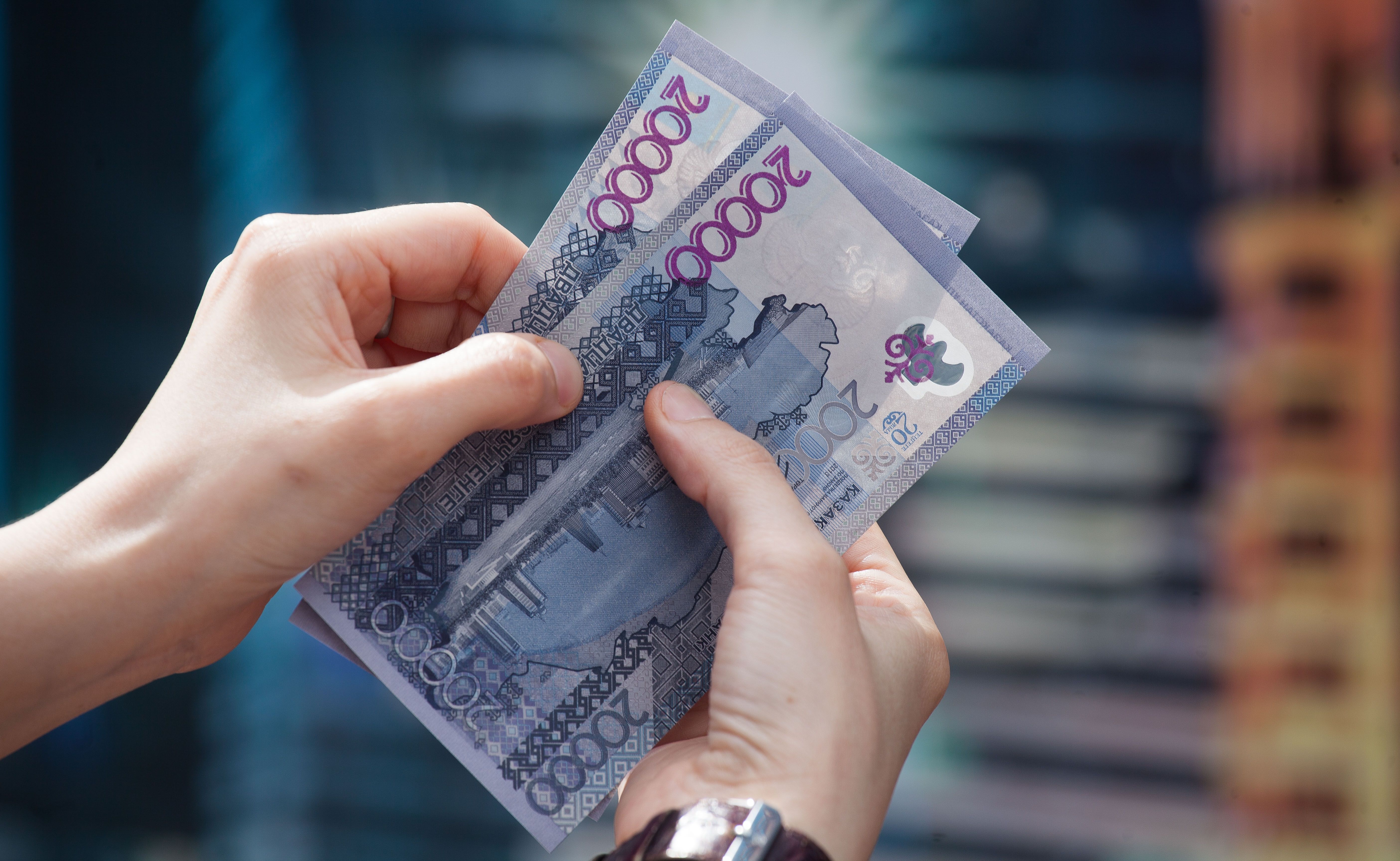 Деньги тенге. Тенге в руках. Наличные деньги. Наличные деньги тенге.