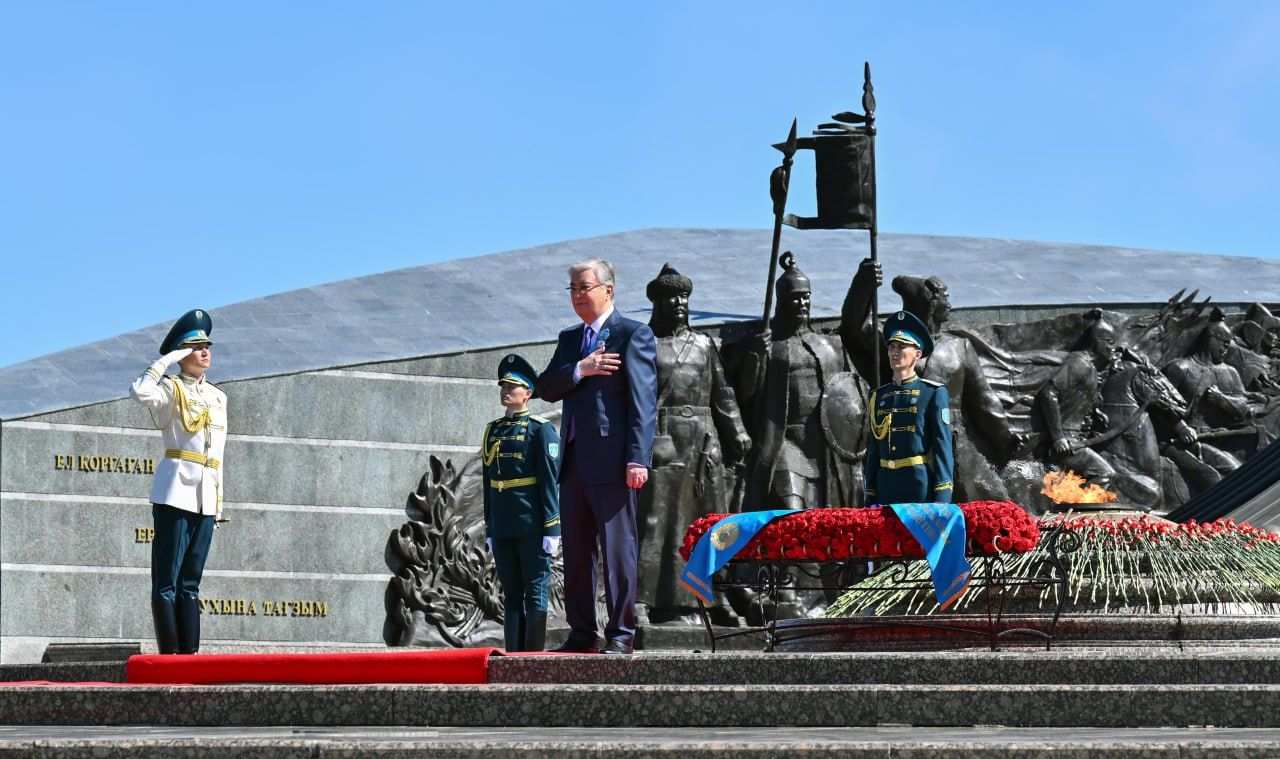 Президент принял участие в церемонии возложения цветов к монументу Отан Ана  2981972 — Kapital.kz 