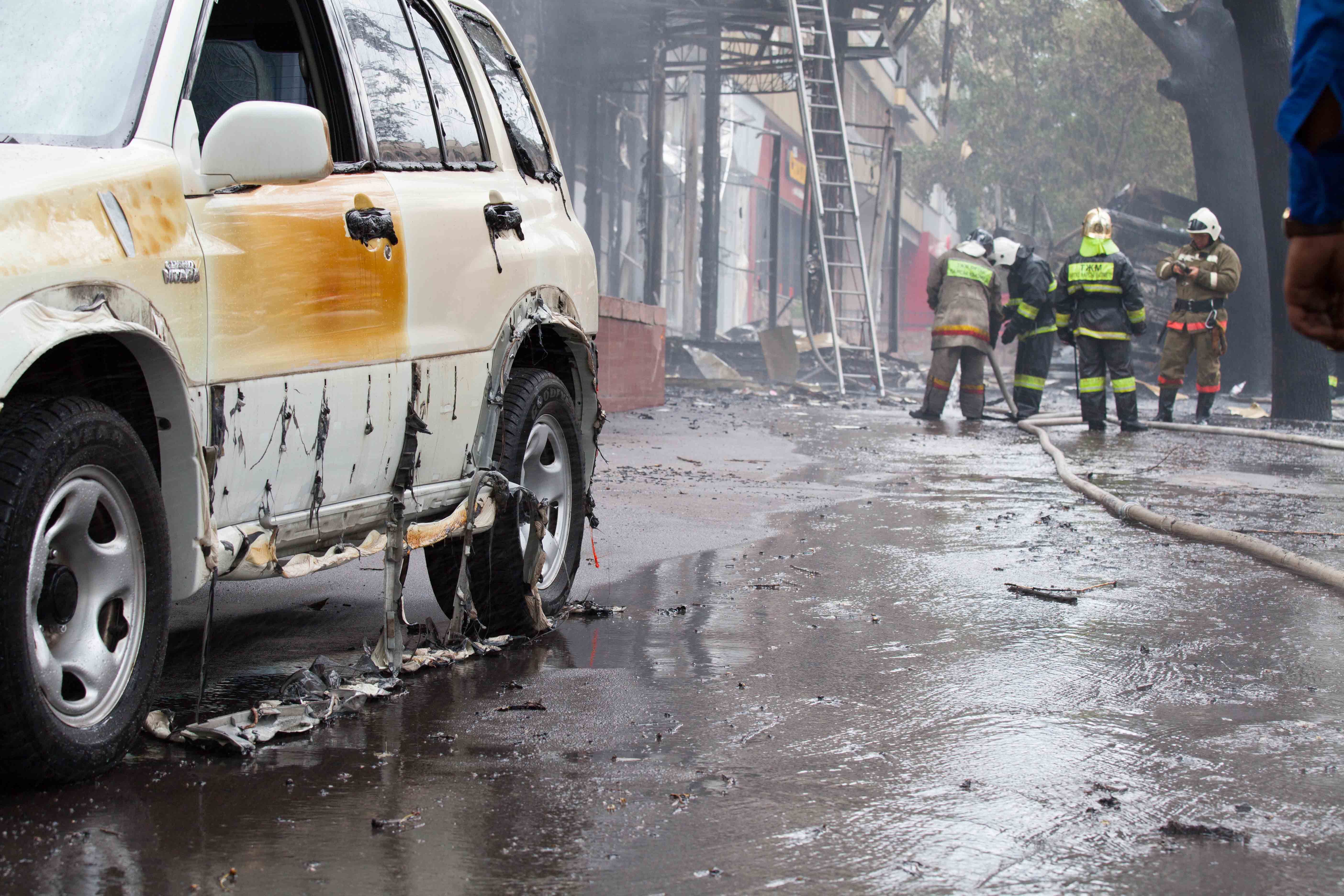 Ранее сообщалось о том, что повреждены 12 автомобилей. Сгоревшие машины отправлены на городскую стоянку, будет проведена следственная экспертиза. 