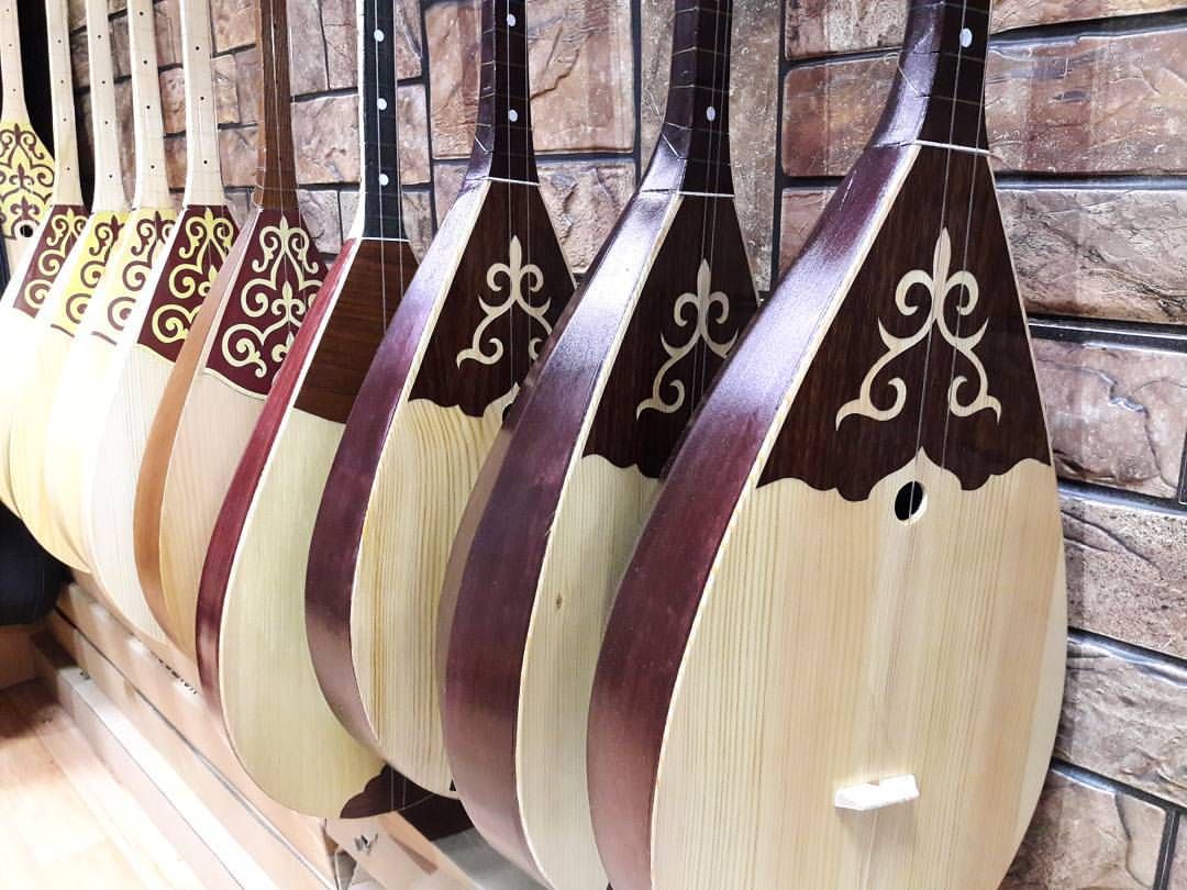 Картинка домбры казахской