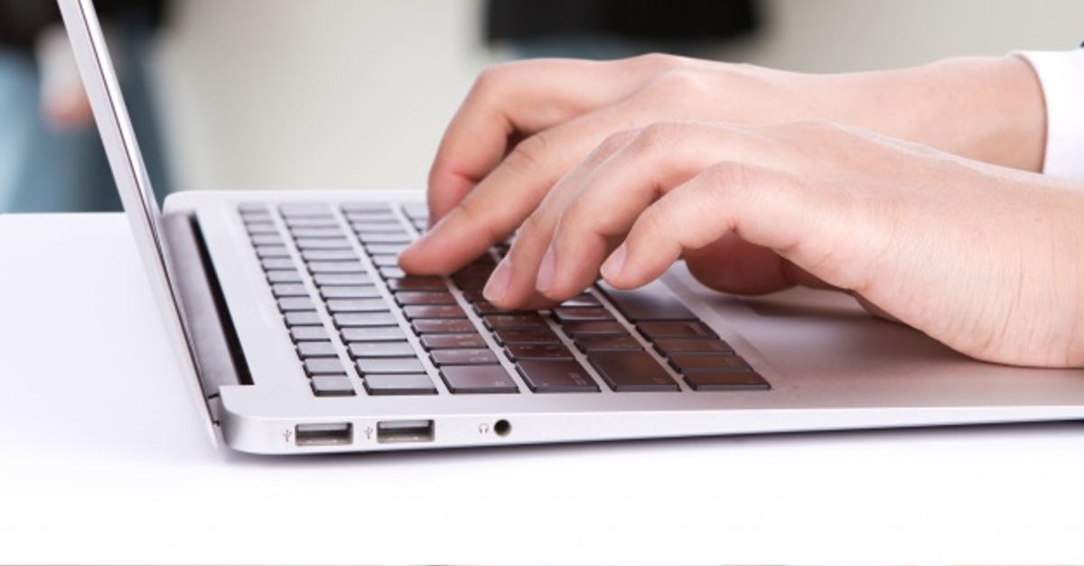 Человек печатает на принтере. Типография цех. Сотрудник печатания книг удаленно. Сотрудник печатания книг удаленно. Сотрудник печатания книг удаленно.