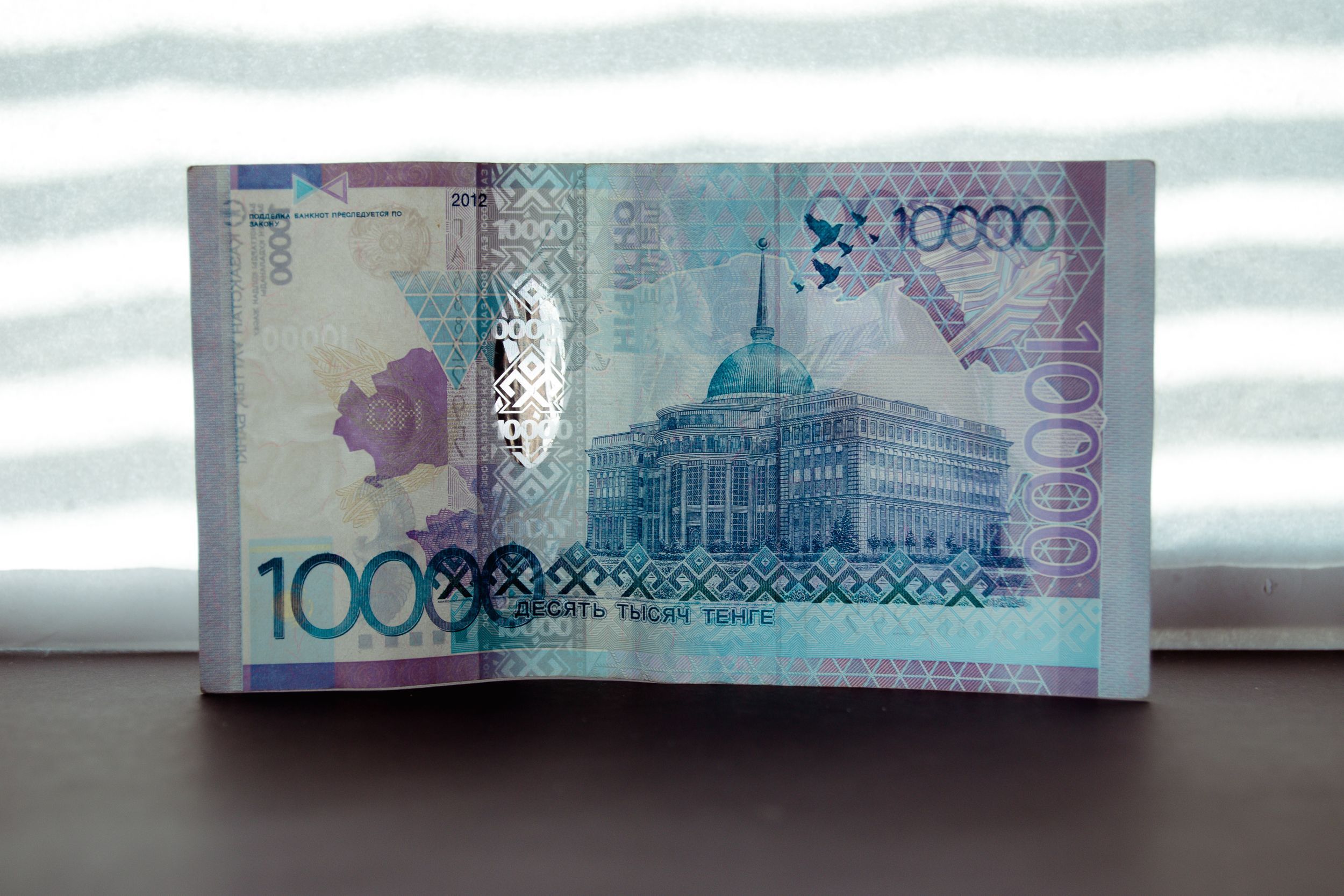 2400 рублей в тенге