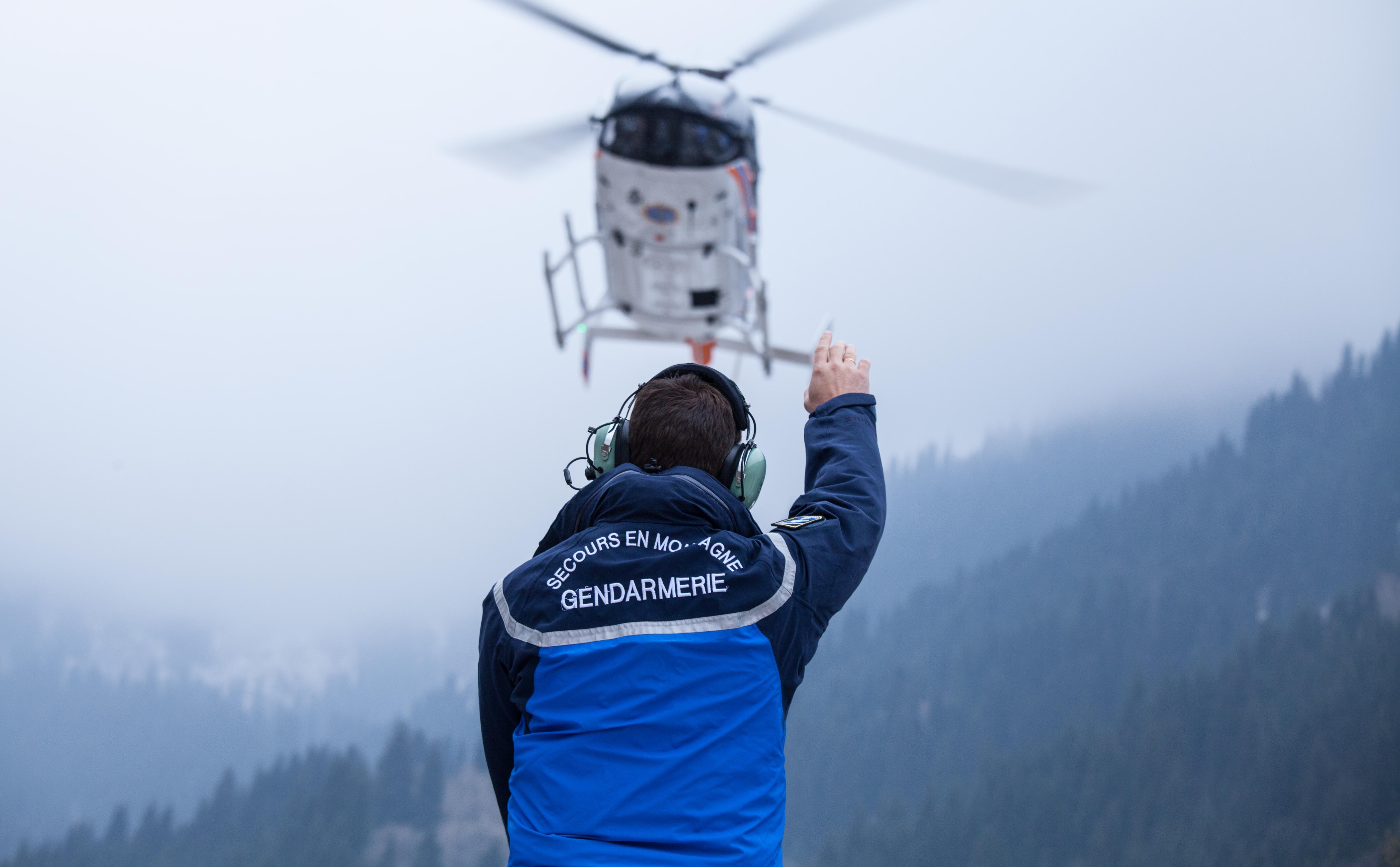 Модель ЕС 145 – небольшой, достаточно легкий вертолет, который летает исключительно в высокогорных местностях. Он предназначен для неотложной медицинской помощи, для поисково-спасательных работ. На борту могут находиться до 5 пассажиров.