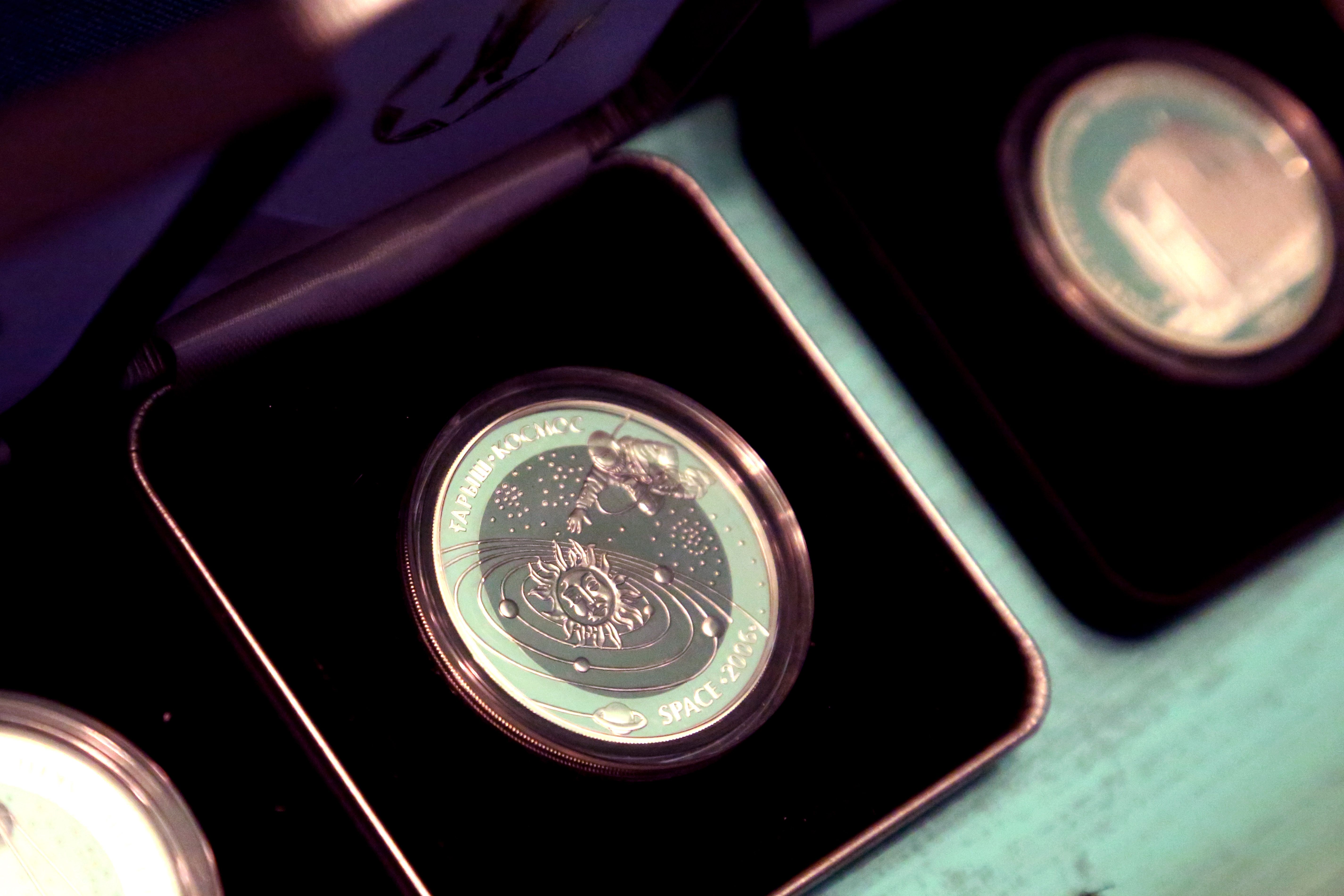 Серебряные монеты из серии «Достояние республики» пользуются особым спросом. Эта серия включает 5 комплектов монет: «Иссыкский вождь», «Байконур», «Петроглифы Тамгалы» (тампопечать), «Родина яблок» и «Петроглифы Тамгалы» (позолота). Монеты «Байконур» можно приобрести по 9 тыс. 300 тенге, «Петроглифы Тамгалы» (тампопечать) – по 11 тыс. 800 тенге. 
Монеты «Петроглифы Тамгалы» (позолота) имеют номинал 500 тенге, они были выпущены в обращение в конце декабря 2012 года. Эта монета не круглая, как большинство монет Национального банка РК, имеет форму четырехгранника. Данное произведение искусства продается по 6 тыс. 900 тенге. По периметру монеты, на стилизованном изображении каменной поверхности, начертаны петроглифы археологического ландшафта Тамгалы. На оборотной стороне можно увидеть изображение петроглифа «Солярное божество» с проросшим сквозь трещину в камне цветком. Изображение цветка позолоченное. Монета изготовлена из серебра 925 пробы, весит 24 грамма, тираж – 5 тыс. штук.  