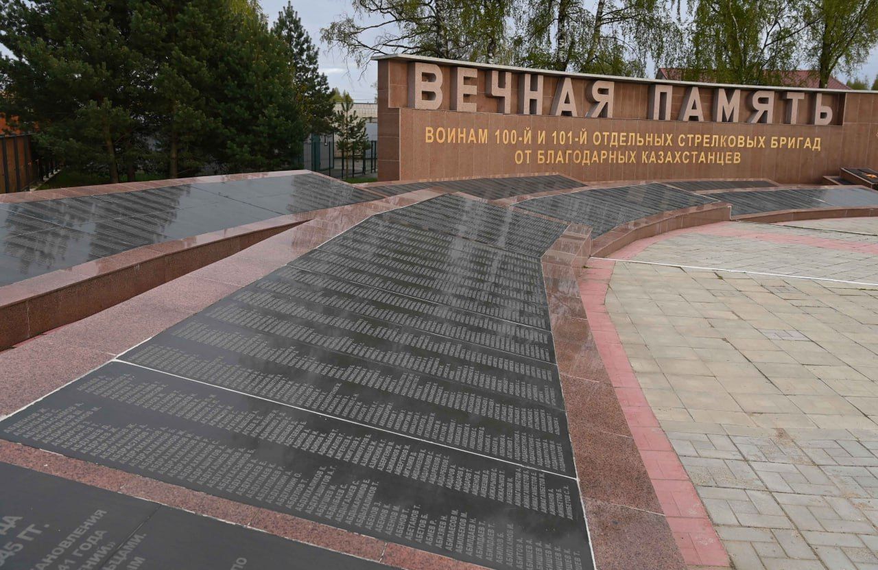 Президент возложил цветы к Мемориальному комплексу воинам-казахстанцам 2082902 — Kapital.kz 