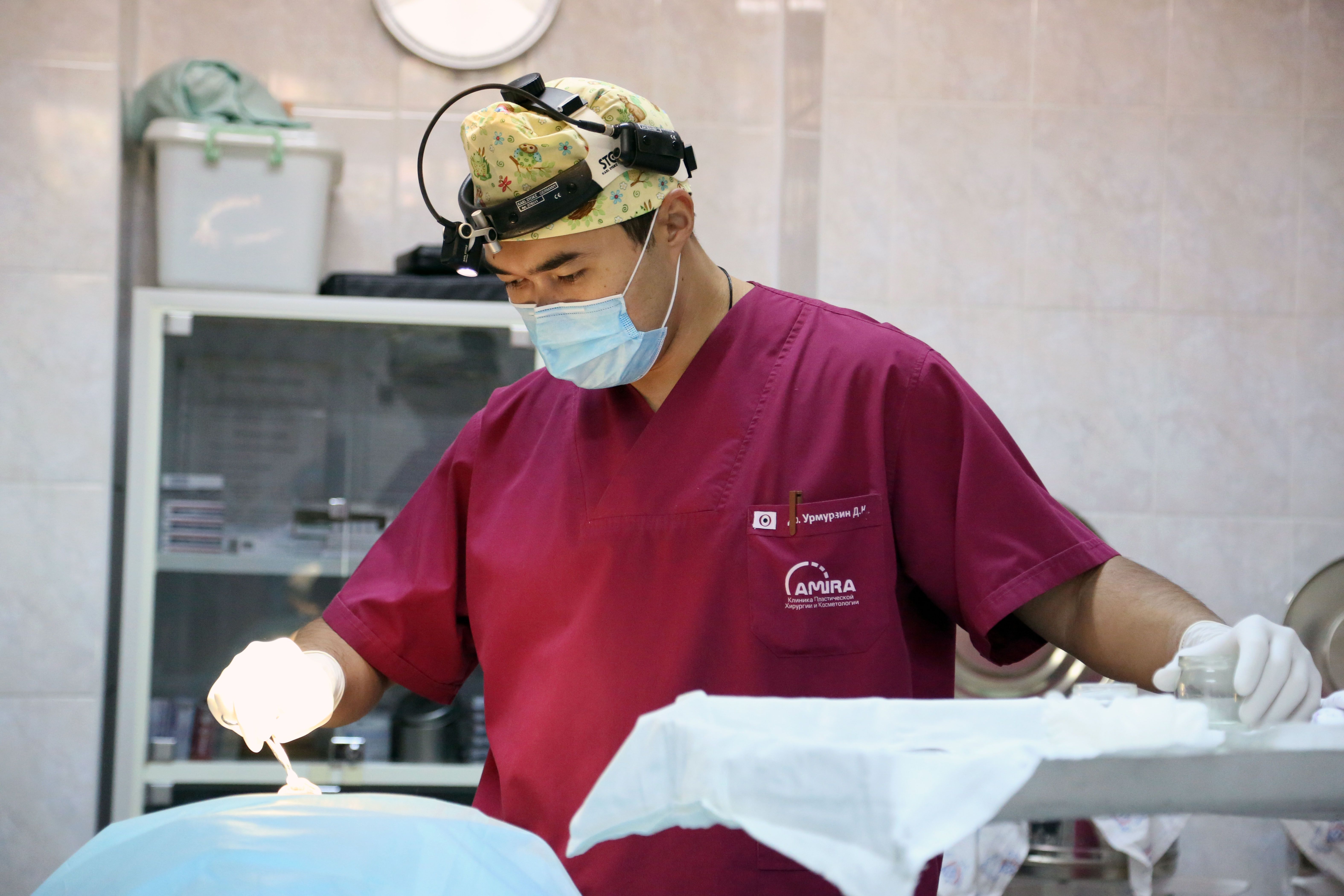 Сегодня в Казахстане, по данным за 2012 год, работают 48 квалифицированных пластических хирургов. Для страны, даже с таким небольшим населением, как в Казахстане, такое количество пластических хирургов недостаточно, считает Урмурзин. Это ситуация удивляет хирурга, ведь сама профессия считается престижной и востребованной. 
