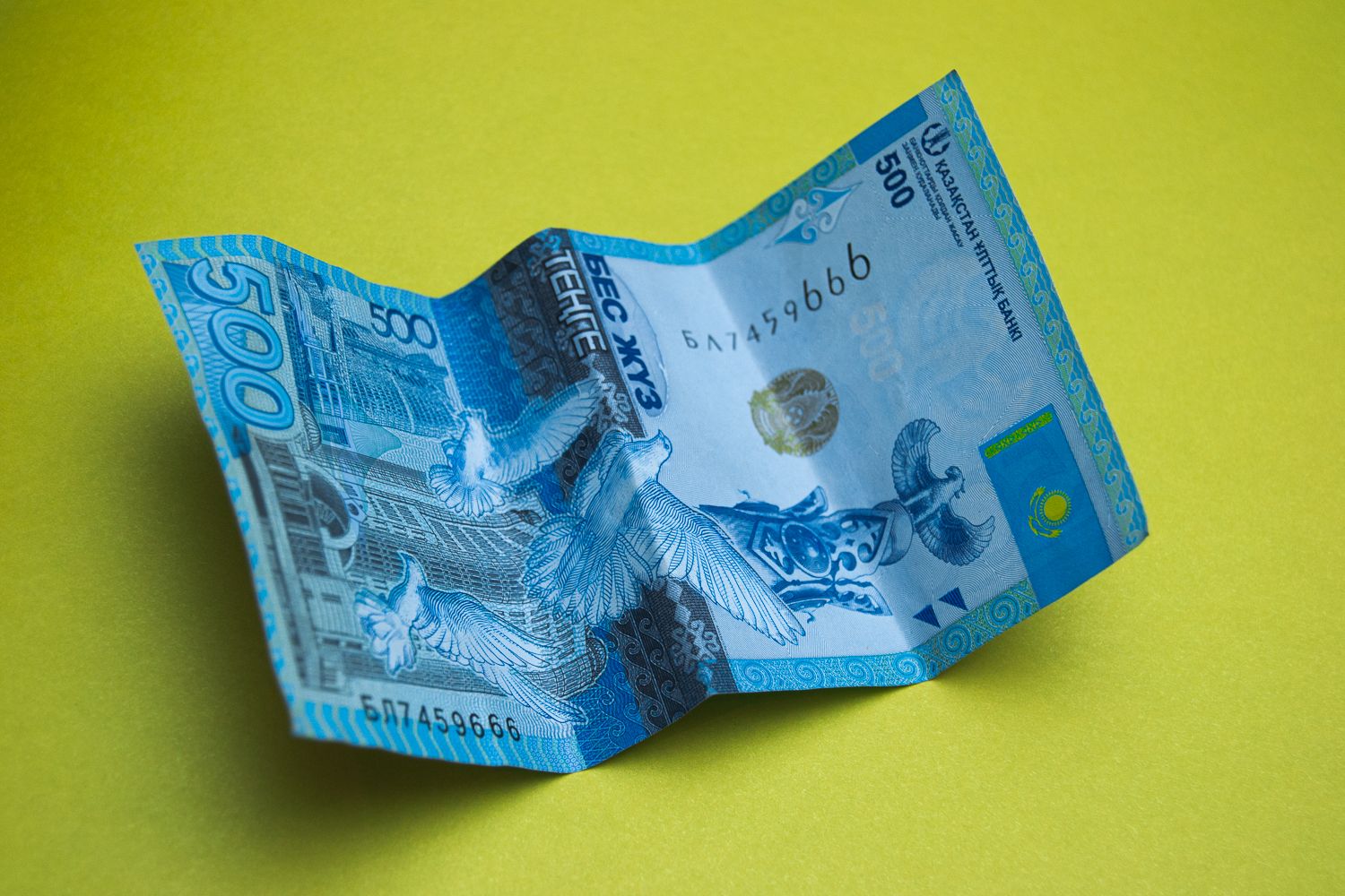 40000 тенге в рублях. Склеенные купюры из разных. Казахстанские деньги. 900 000 тенге в рублях 900 000 тенге. 38 в тенге.